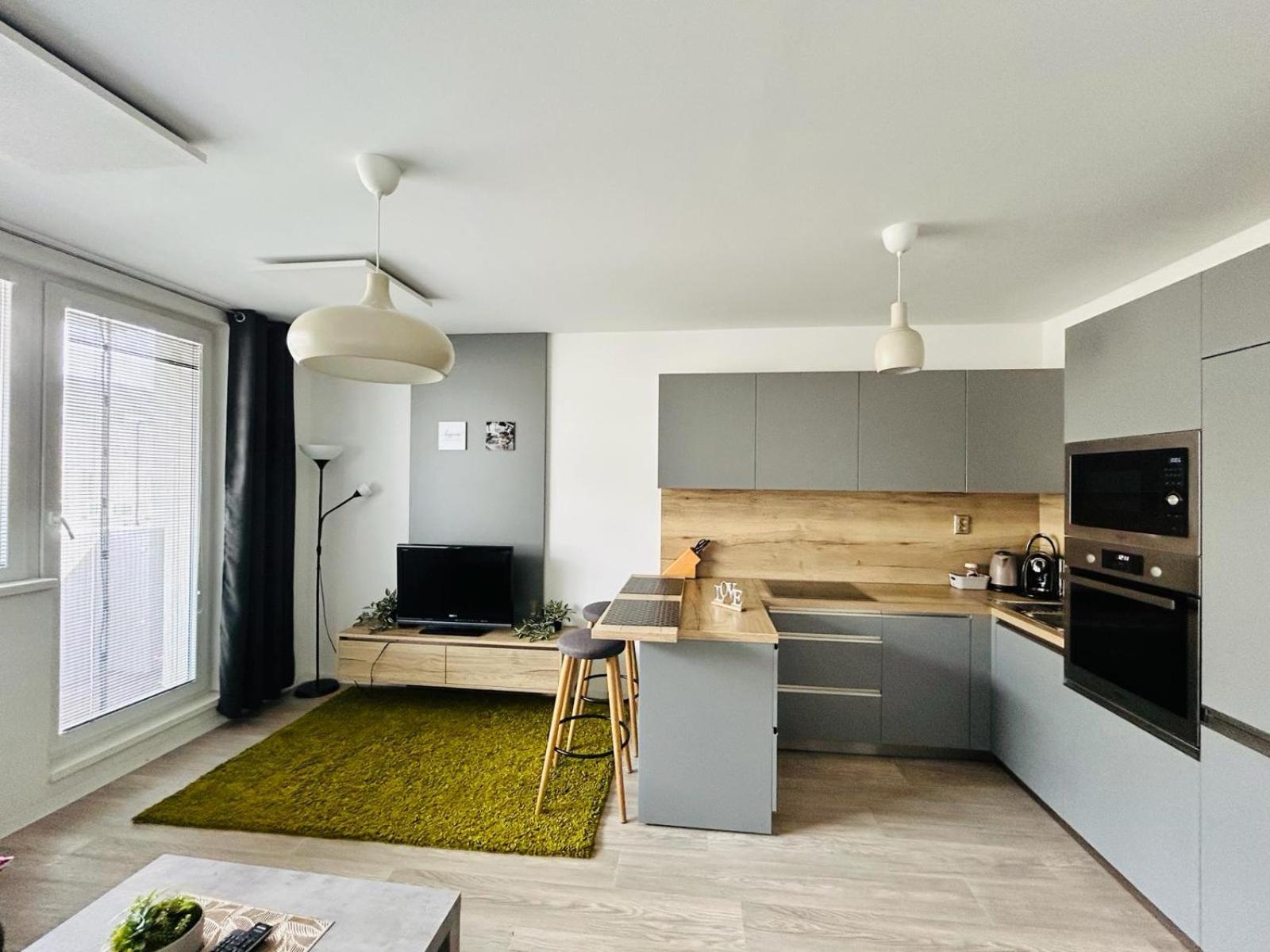 Krasny Utulny Byt S Balkonom A Parkovanim! Bratislava Exterior photo